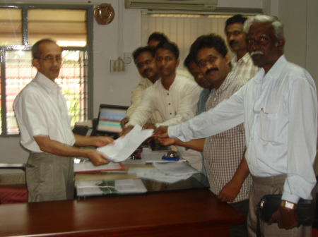 HJS members giving memorandum to Asst. District Collector